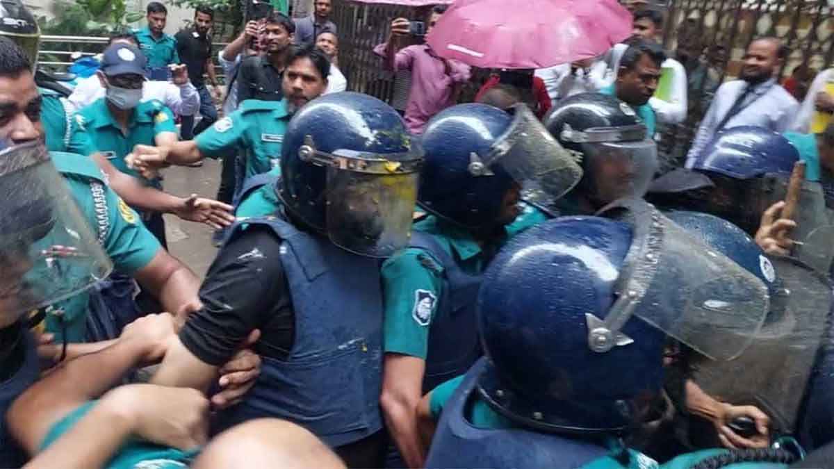 বিএসবির খায়রুল বাশারকে আদালত প্রাঙ্গণে কিল-ঘুষি-লাথি, ডিম নিক্ষেপ